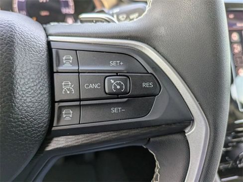 Used 2023 Jeep Grand Cherokee Laredo image 16