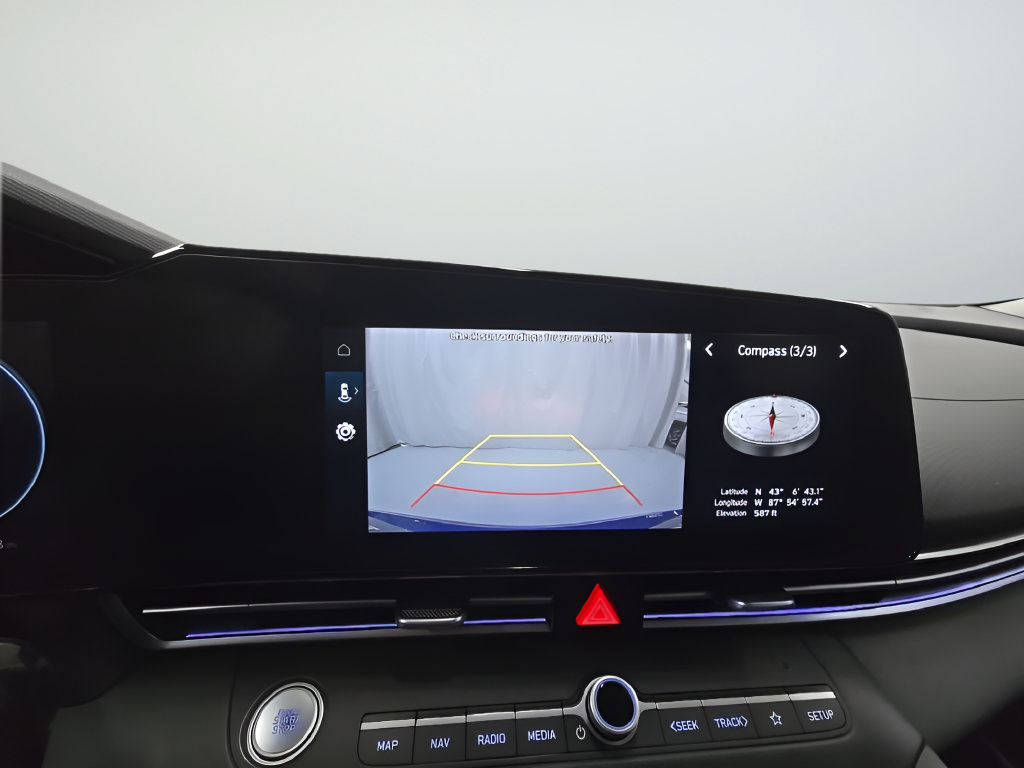 Certified 2025 Hyundai Elantra Limited FWD image 33