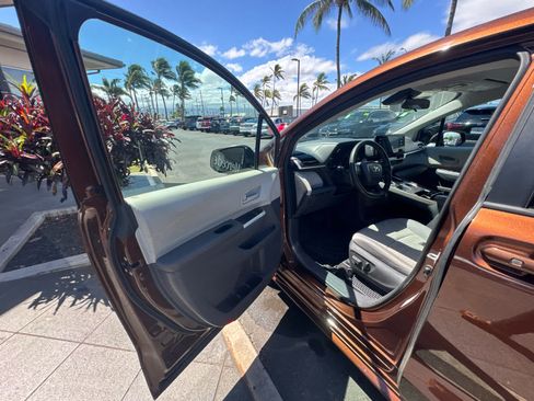 Used 2023 Toyota Sienna LE FWD image 7
