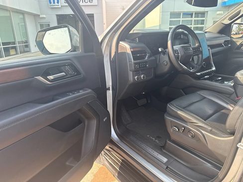 Used 2025 GMC Yukon XL Denali AWD/4WD image 9