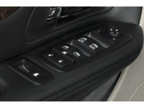 Used 2015 Dodge Grand Caravan American Value Package w/ UConnect Hands-Free Group image 21