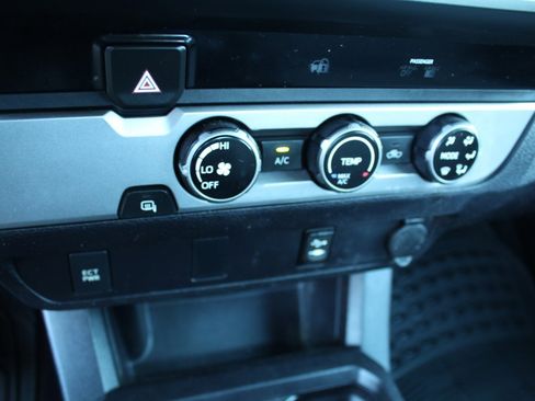 Used 2016 Toyota Tacoma 2WD Access Cab image 24