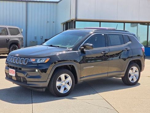 Certified 2022 Jeep Compass Latitude w/ Sun and Sound Group AWD/4WD image 3