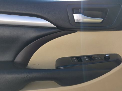Used 2019 Toyota Highlander XLE AWD/4WD image 11