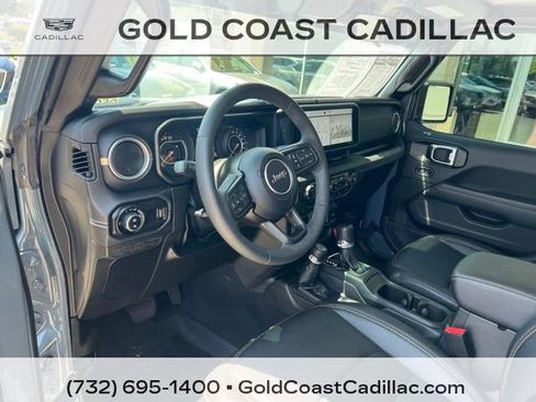 Used 2025 Jeep Gladiator Sport AWD/4WD image 14