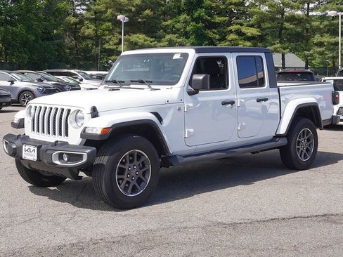 Used 2023 Jeep Gladiator Overland AWD/4WD image 5
