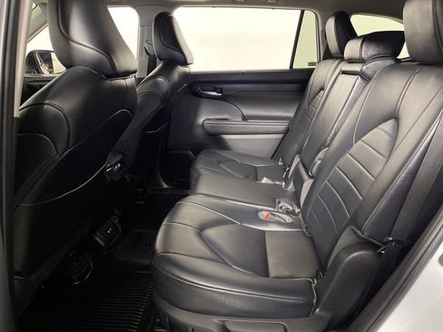 Used 2023 Toyota Highlander XLE FWD image 13