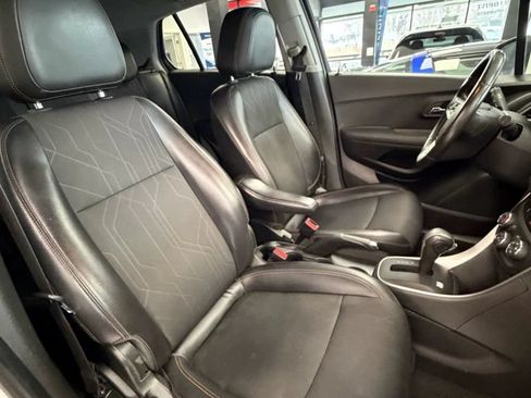 Used 2019 Chevrolet Trax LT w/ LT Convenience Package FWD image 11