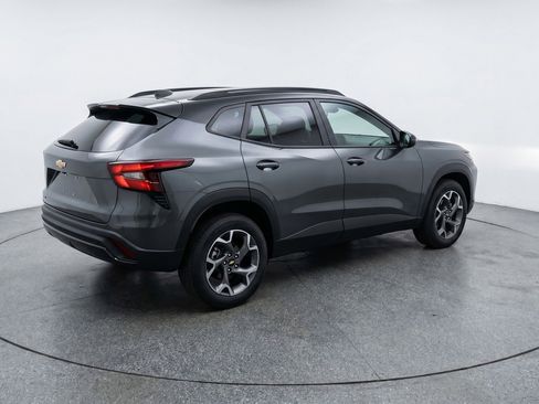 Used 2025 Chevrolet Trax LT FWD image 9