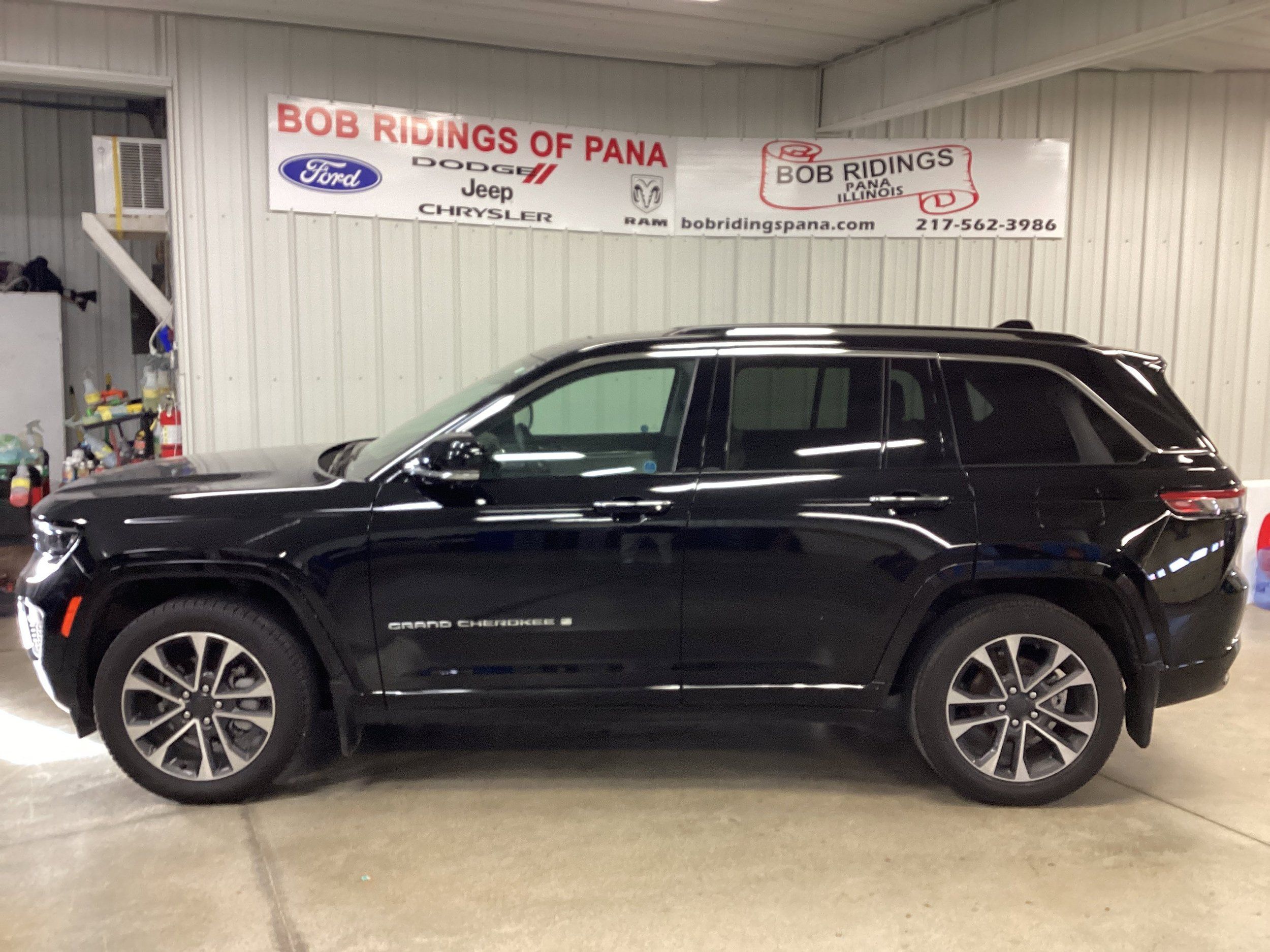 Used 2023 Jeep Grand Cherokee Overland w/ Adv Protech Group III AWD/4WD image 2