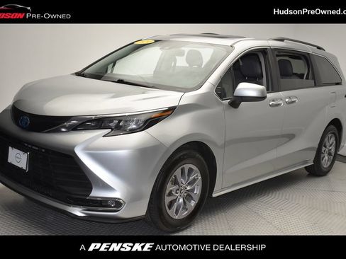 Used 2024 Toyota Sienna XLE FWD image 1