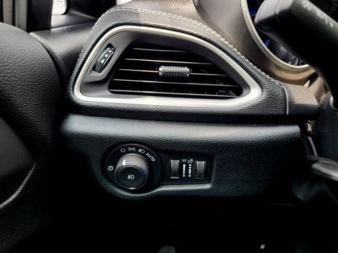 New 2025 Chrysler Pacifica Select w/ Uconnect Theater Family Group image 13