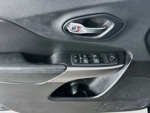 Used 2019 Jeep Cherokee Latitude Plus FWD image 24