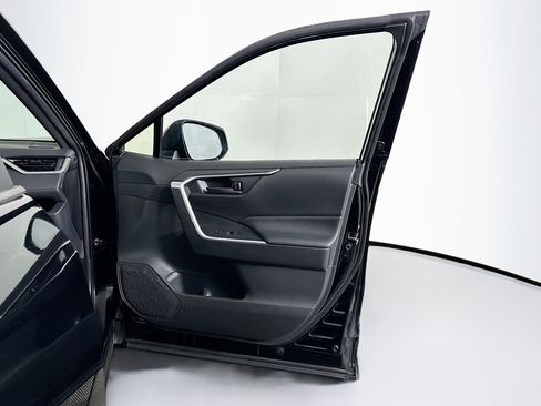 Used 2021 Toyota RAV4 SE image 32