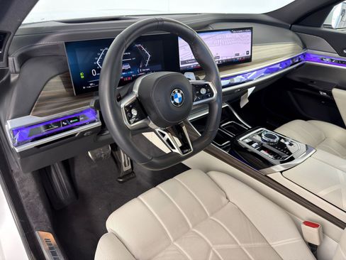 Used 2025 BMW 760i xDrive w/ Premium Package AWD/4WD image 4
