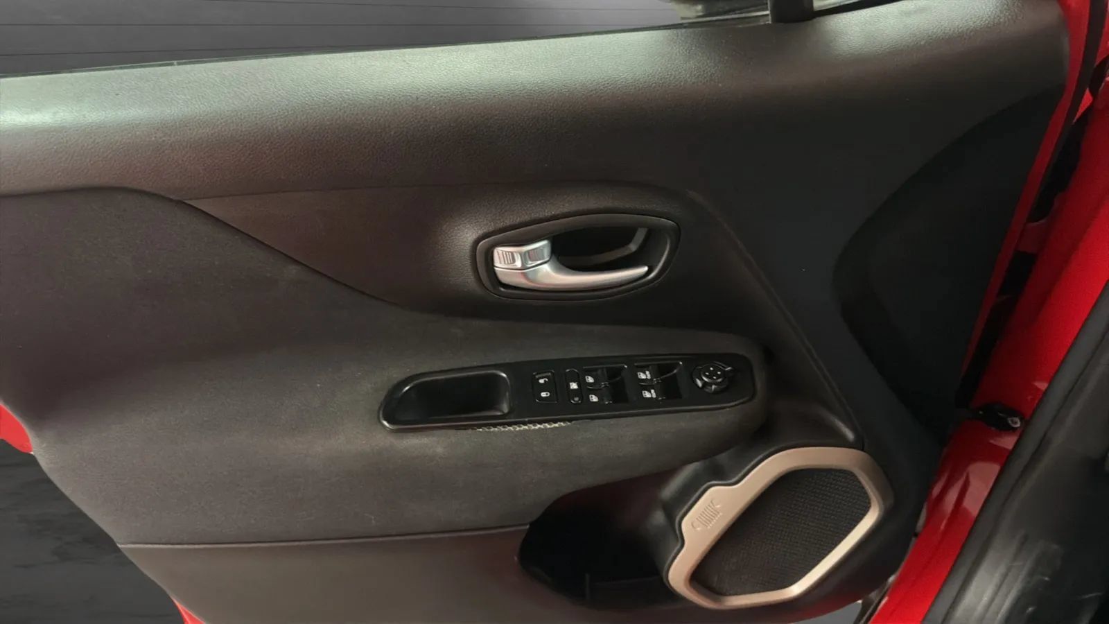 Used 2015 Jeep Renegade Latitude w/ Popular Equipment Group FWD image 17