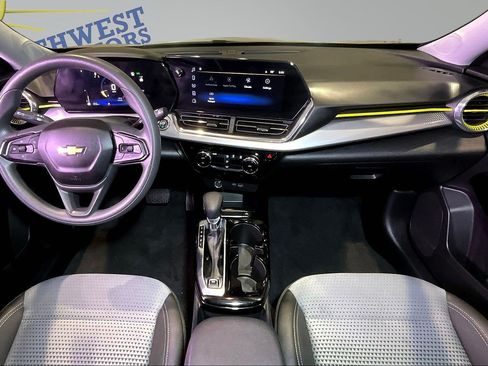 Used 2025 Chevrolet Trax LT FWD image 8