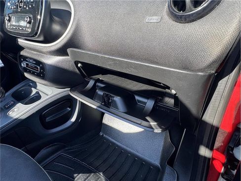 Used 2017 smart fortwo passion RWD image 28