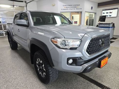 Used 2018 Toyota Tacoma TRD Off-Road AWD/4WD image 3