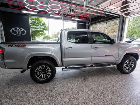 Used 2022 Toyota Tacoma TRD Sport w/ Technology Package AWD/4WD image 4