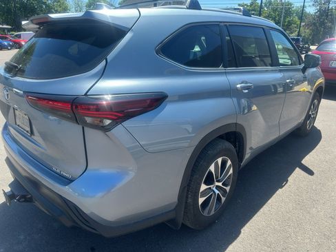Used 2024 Toyota Highlander XLE AWD/4WD image 3