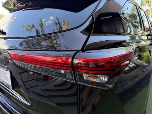 Used 2020 Toyota Highlander XLE FWD image 12