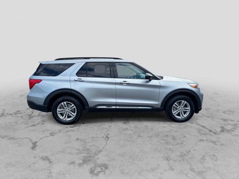 Used 2022 Ford Explorer XLT w/ Equipment Group 202A AWD/4WD image 9