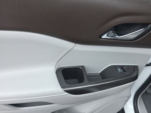 Used 2019 GMC Acadia SLT image 9