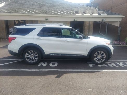 Used 2021 Ford Explorer Limited w/ Equipment Group 301A AWD/4WD image 5