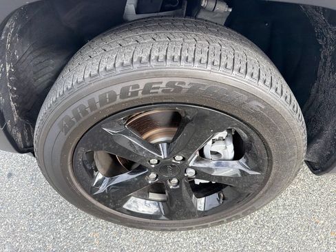Used 2023 Jeep Grand Cherokee L Laredo RWD image 13