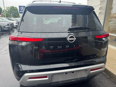 Used 2023 Nissan Pathfinder SL w/ Black Appearance Package AWD/4WD image 4