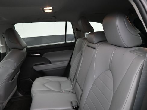 Used 2021 Toyota Highlander XLE image 17