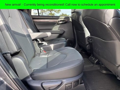 Used 2025 Toyota Highlander Limited image 13