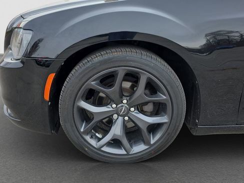 Used 2020 Chrysler 300 Touring w/ Sport Appearance Package image 4