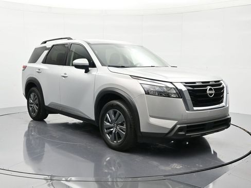 Certified 2024 Nissan Pathfinder SV image 3