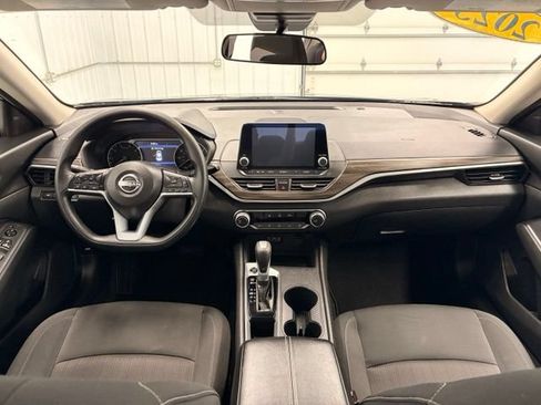 Used 2025 Nissan Altima 2.5 SV FWD image 13