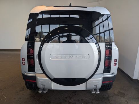 Used 2024 Land Rover Defender 110 SE image 4