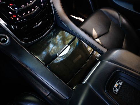 Used 2017 Cadillac Escalade ESV Platinum image 43