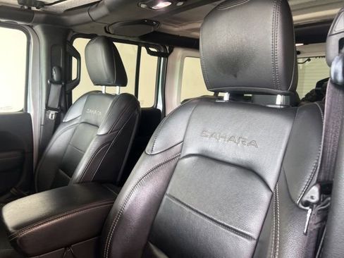 Used 2018 Jeep Wrangler Unlimited Sahara AWD/4WD image 17