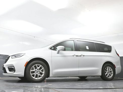 Used 2022 Chrysler Pacifica Touring-L FWD image 49