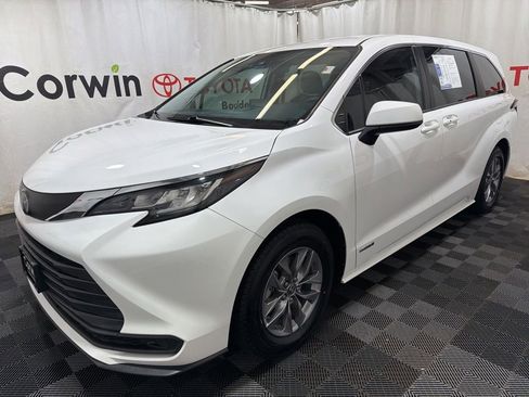 Used 2021 Toyota Sienna LE AWD/4WD image 3
