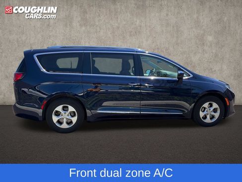 Used 2018 Chrysler Pacifica Touring-L FWD image 11