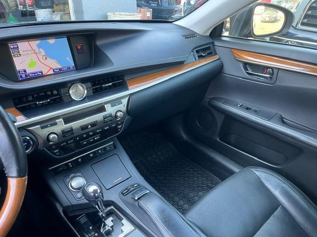 Used 2013 Lexus ES 300h w/ Luxury Pkg FWD image 6