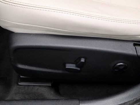 Used 2018 Chrysler 300 Touring L image 24