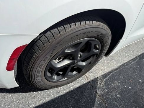 Used 2024 Chrysler Pacifica Limited FWD image 7