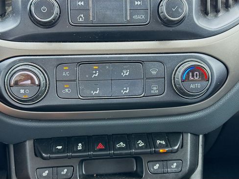 Used 2021 Chevrolet Colorado Z71 AWD/4WD image 12