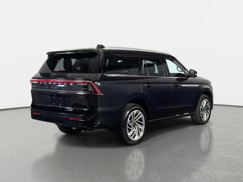 Used 2025 Lincoln Navigator Reserve AWD/4WD image 3