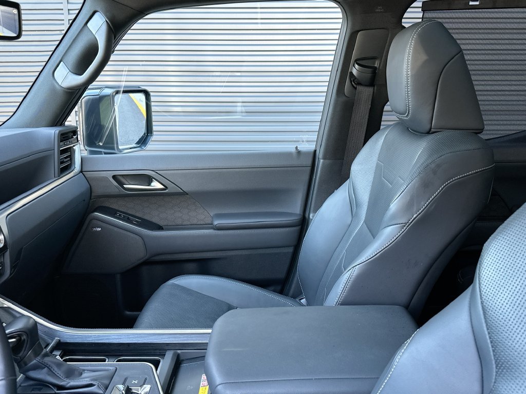 Used 2024 Lexus GX 550 w/ Accessory Package (Z1) AWD/4WD image 25