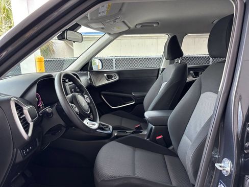 Used 2025 Kia Soul LX w/ LX Technology Package FWD image 27