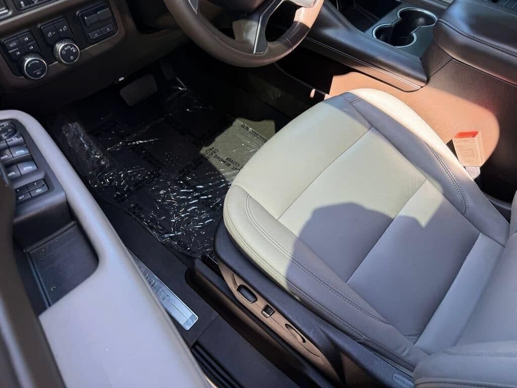 Used 2021 Chevrolet Tahoe Z71 w/ Luxury Package AWD/4WD image 25